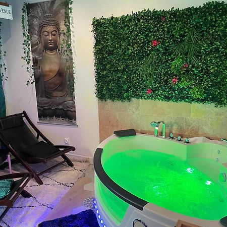 Maison Prestige Le Donjon Des Plaisirs Jacuzzi Montluel Exterior foto