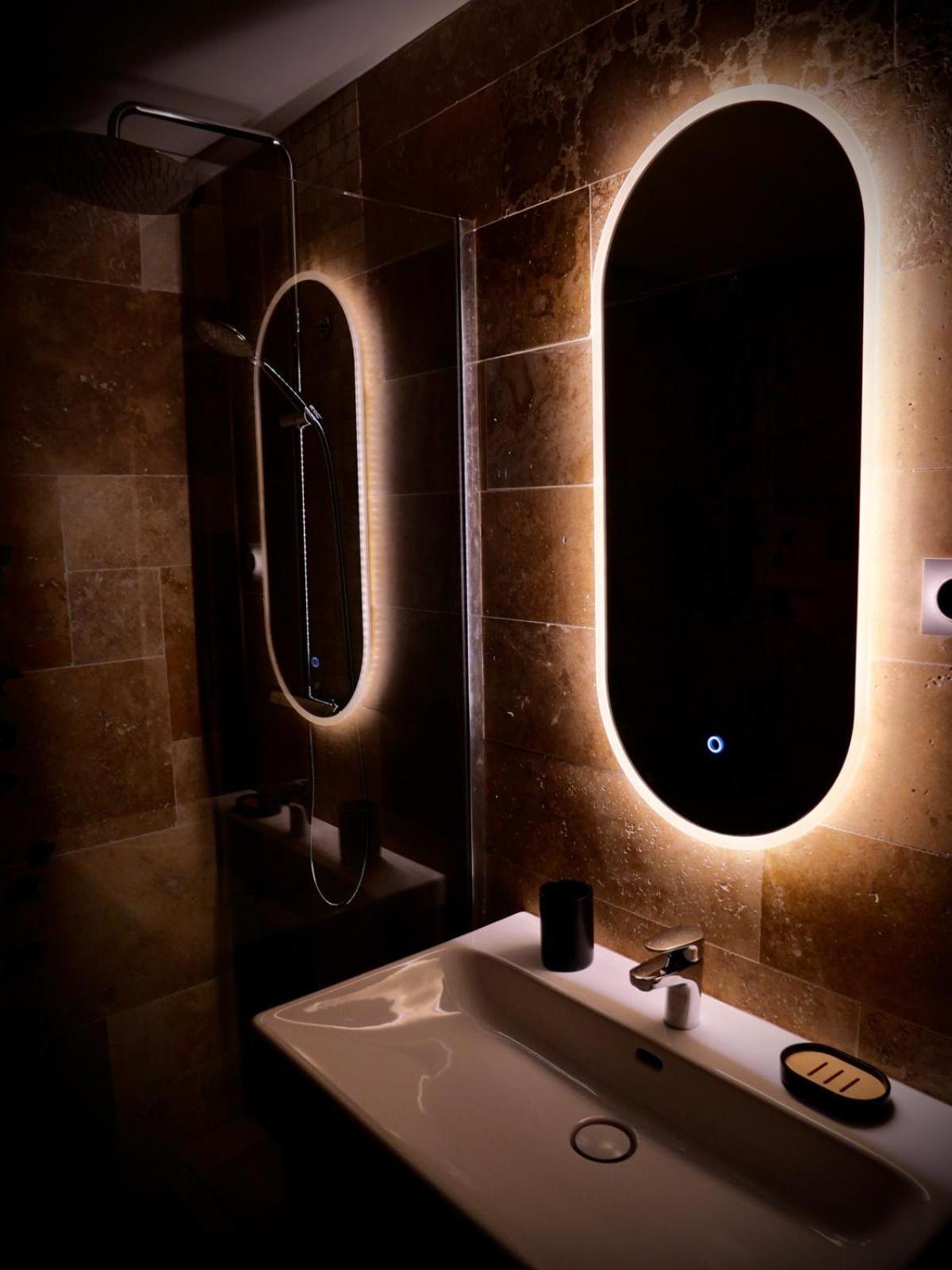 Maison Prestige Le Donjon Des Plaisirs Jacuzzi Montluel Exterior foto