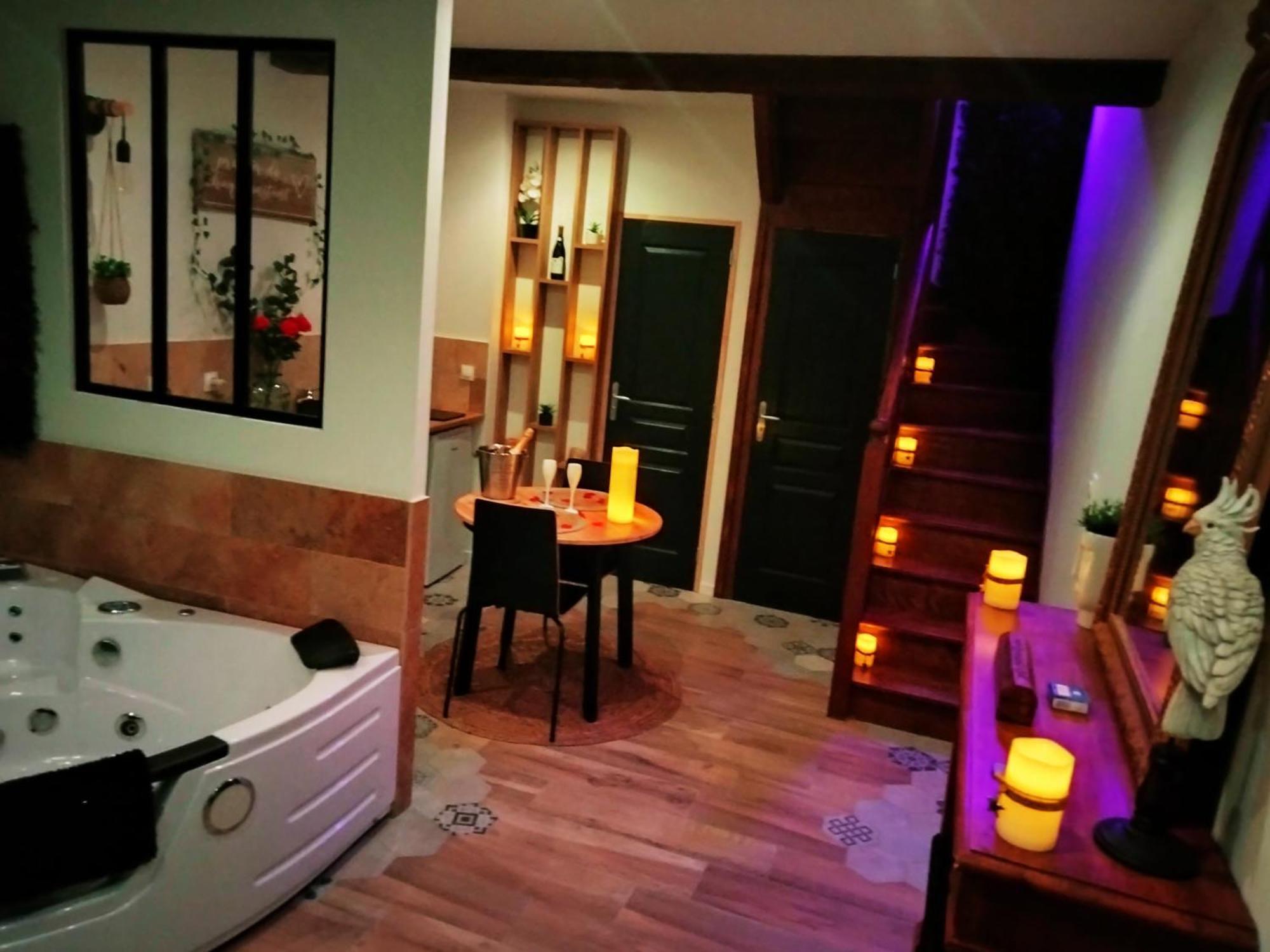 Maison Prestige Le Donjon Des Plaisirs Jacuzzi Montluel Exterior foto