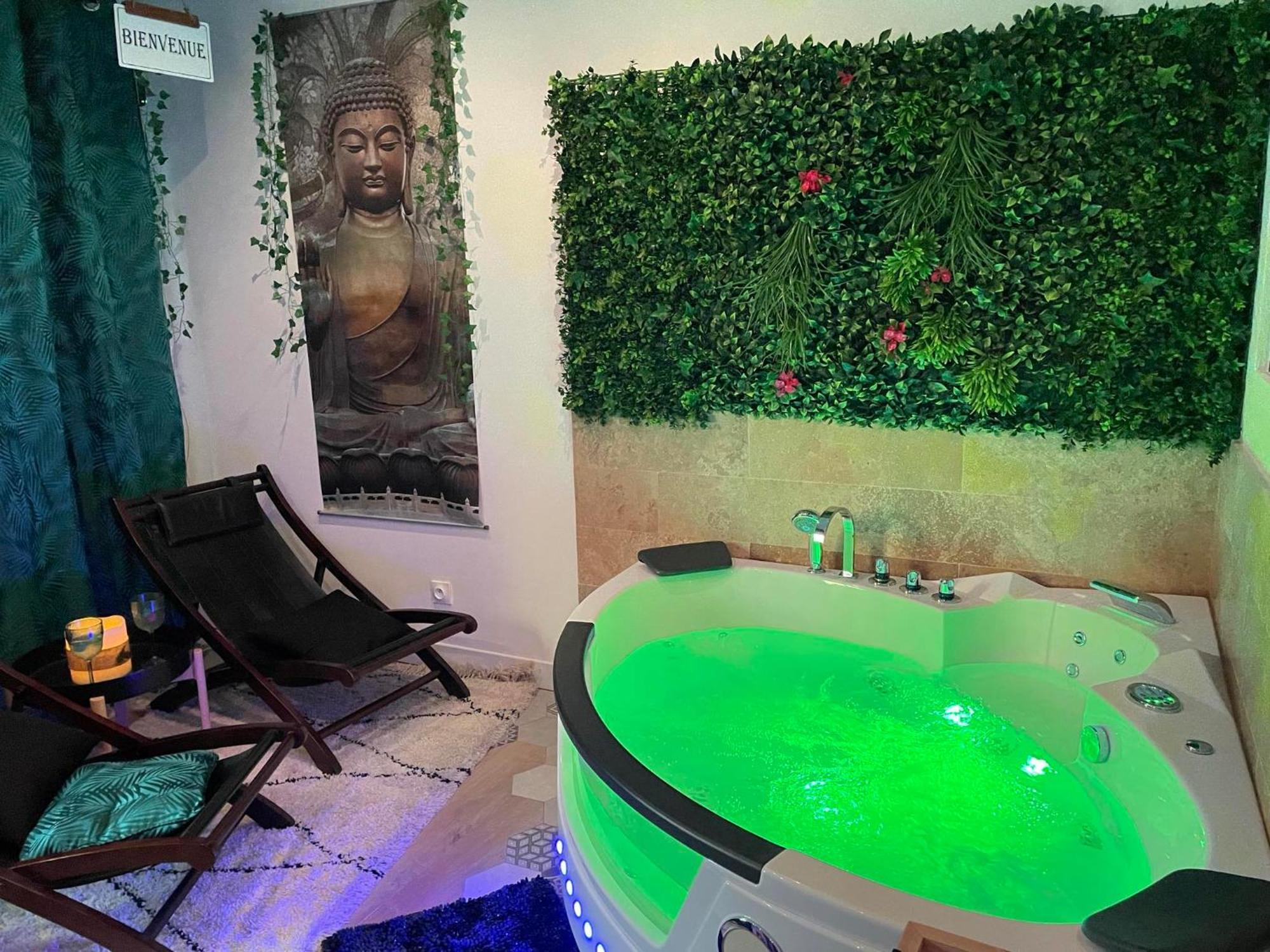 Maison Prestige Le Donjon Des Plaisirs Jacuzzi Montluel Exterior foto