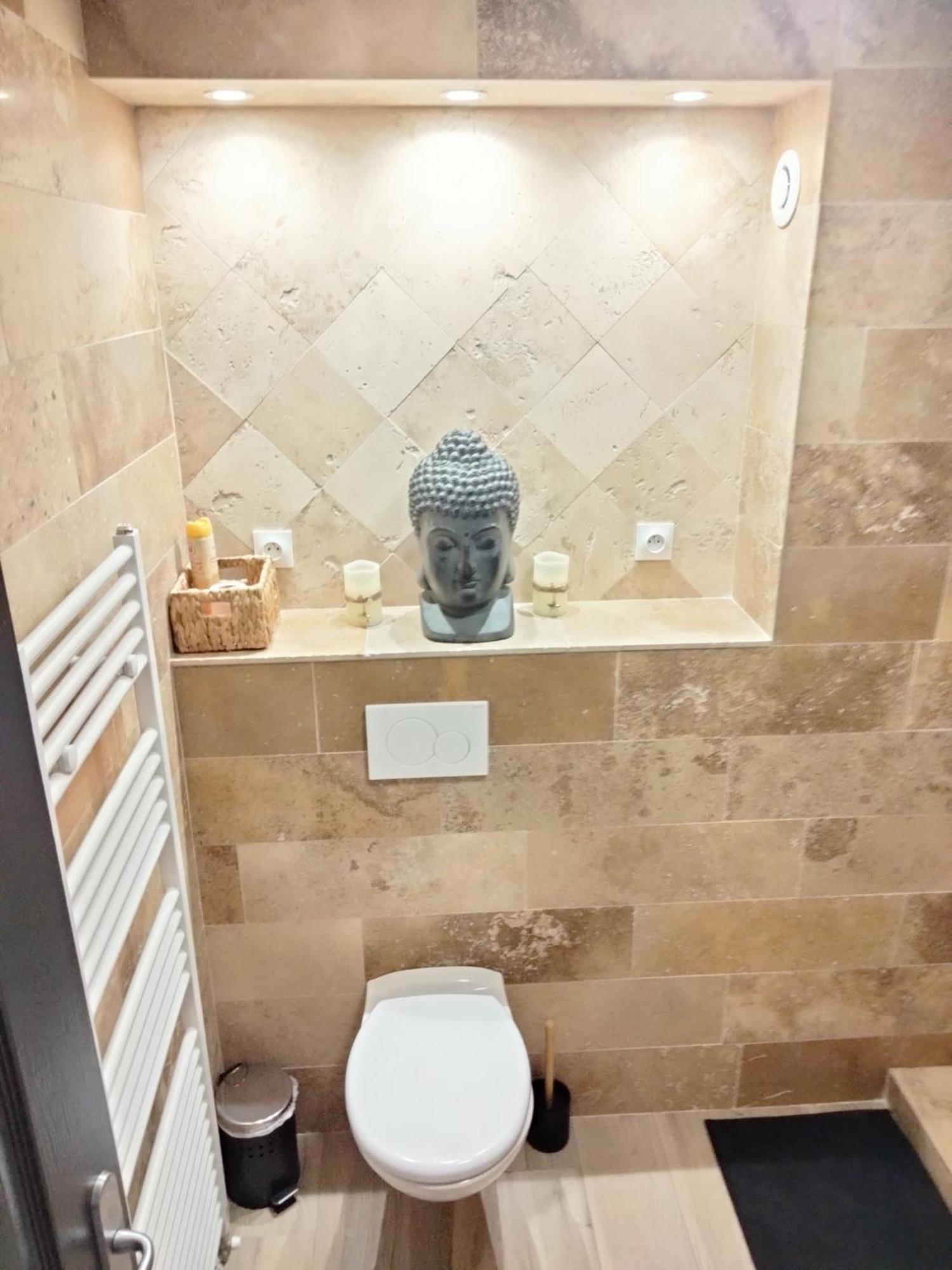 Maison Prestige Le Donjon Des Plaisirs Jacuzzi Montluel Exterior foto